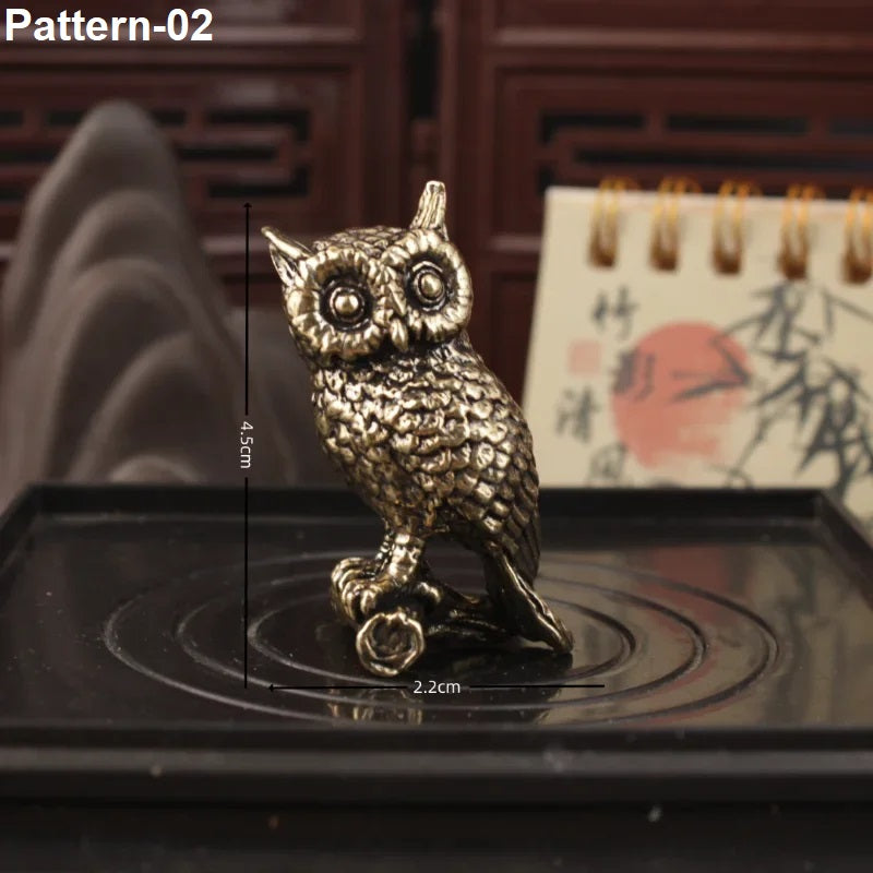 An antique bronze owl figurine standing on a black circular tray, with overlaid dimension markers showing 4.5cm height and 2.